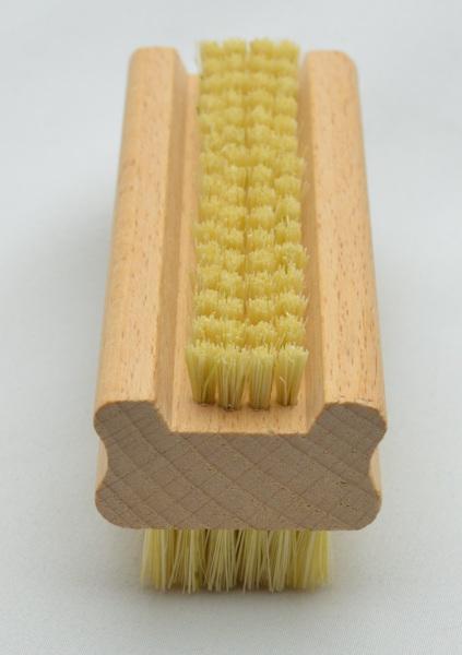 Handwaschbürste und Nagelbürste Buchenholz naturbelassen mit Griffmulden. 6 und 4 Reihen helle harte Naturborsten.